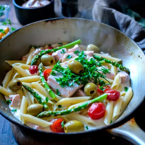 Vardagslyx: One-pot pasta med tonfisk och oliver - enkelt recept från MatVeckan
