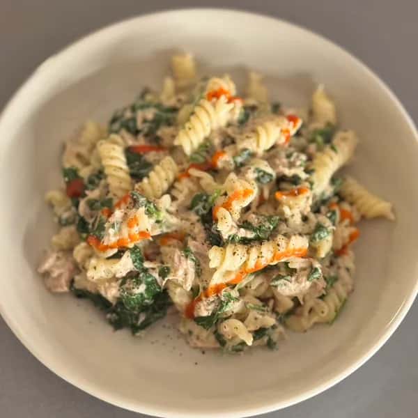Snabb tonfiskpasta med sriracha och kokosmjölk - enkelt recept från MatVeckan