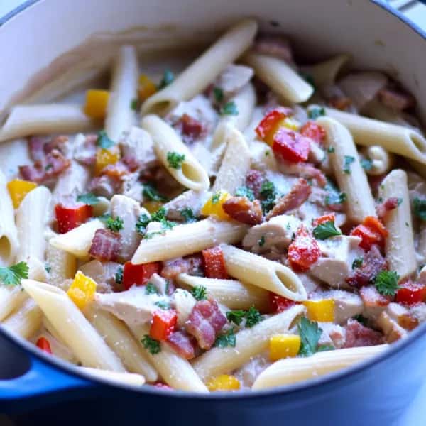 Vardagsvänlig one-pot kycklingpasta med bacon och paprika - enkelt recept från MatVeckan