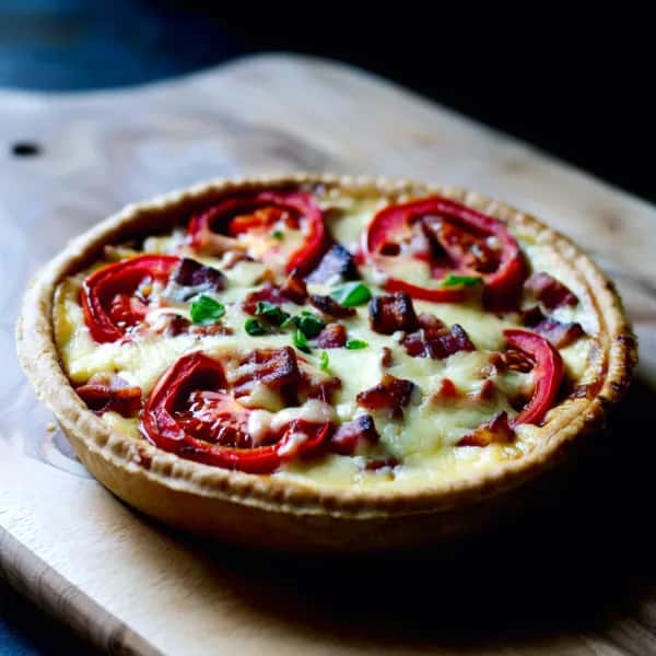 Rustik Bacon- och Tomatpaj med Paprika och Cheddar - enkelt recept från MatVeckan