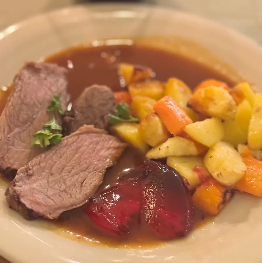 Älgstek med enbärssky och rotfrukter