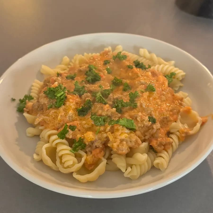 Krämig köttfärssås med ädelost och persilja