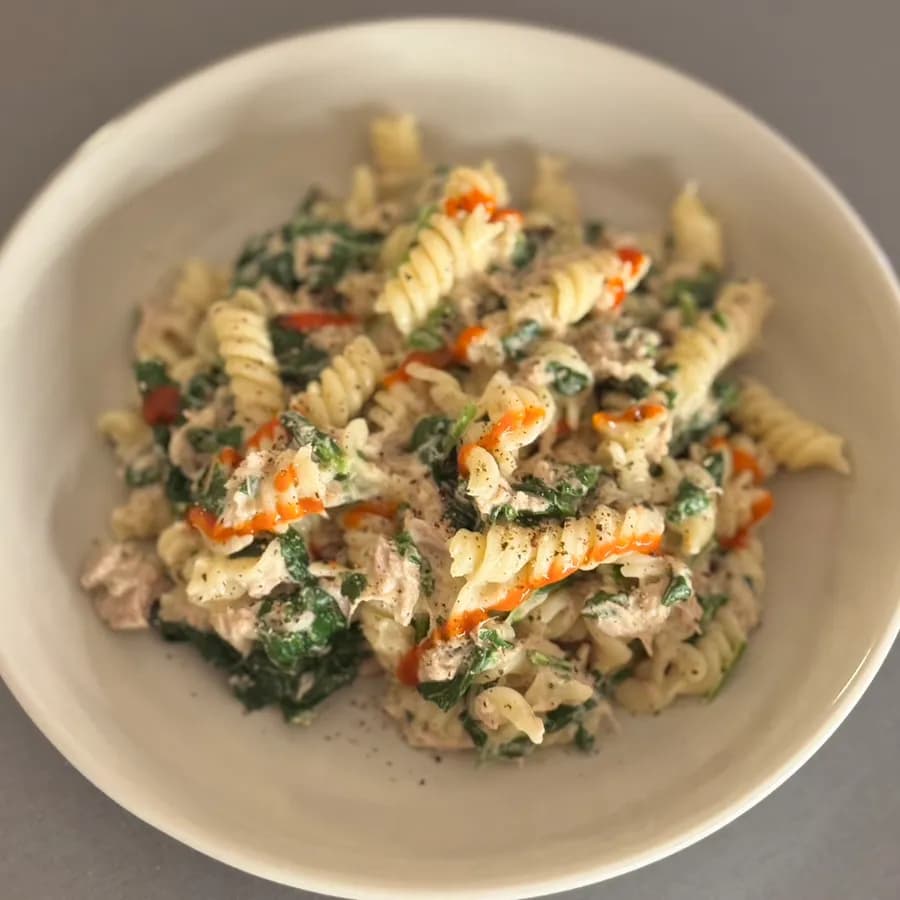 Snabb tonfiskpasta med sriracha och kokosmjölk
