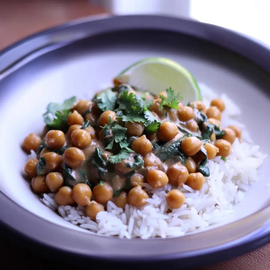 Snabb vegansk kikärtsfräs med spenat och kokos
