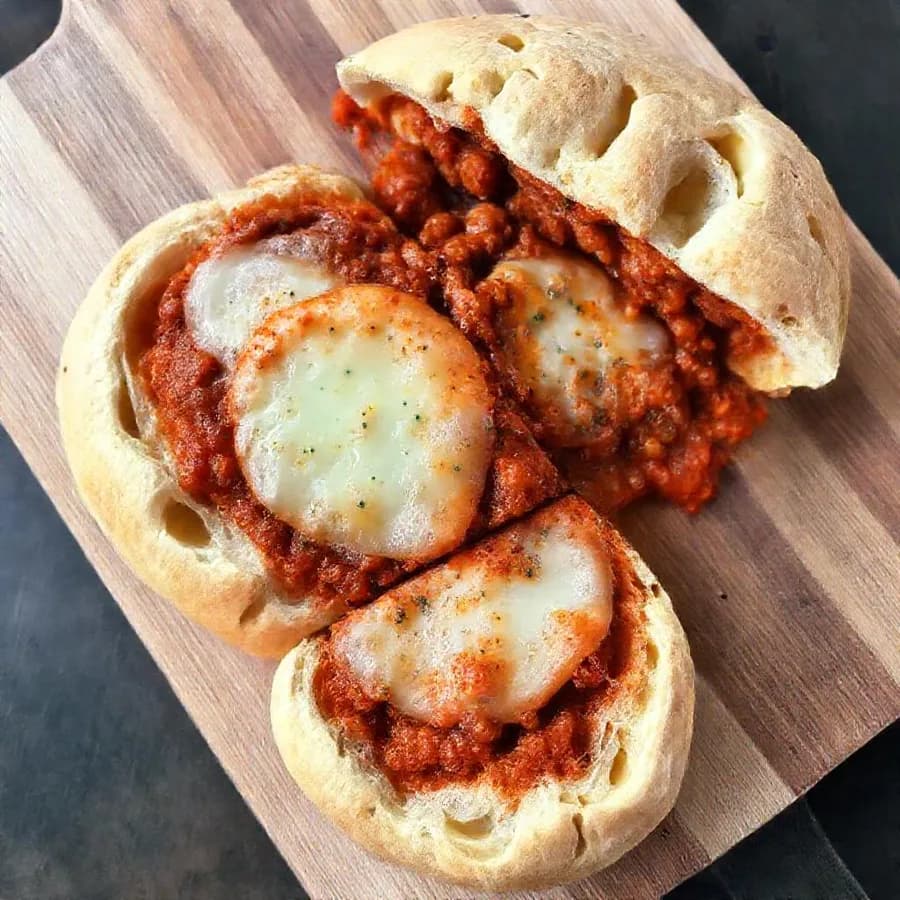Fylld focaccia med ragu och mozzarella