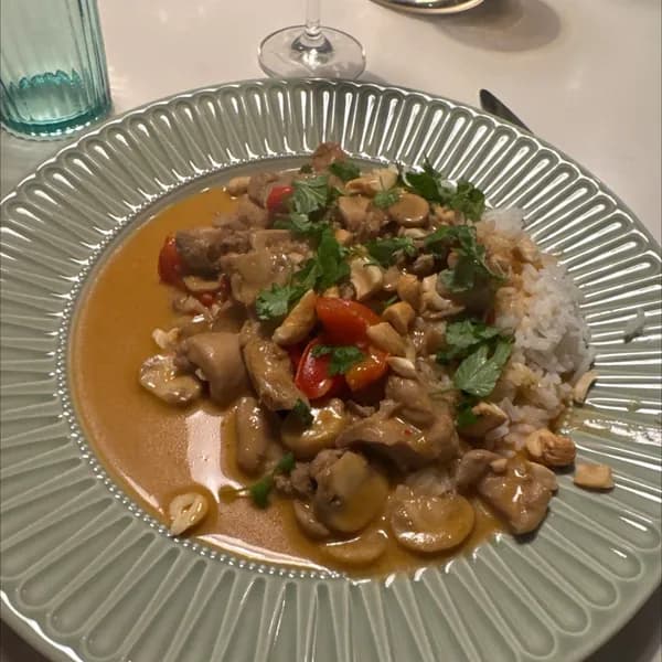Krämig svamp- och kycklinggryta med kokosmjölk - enkelt recept från MatVeckan