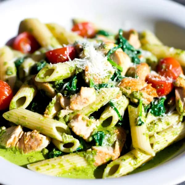 Snabblagad proteinpasta med kyckling och pesto - enkelt recept från MatVeckan
