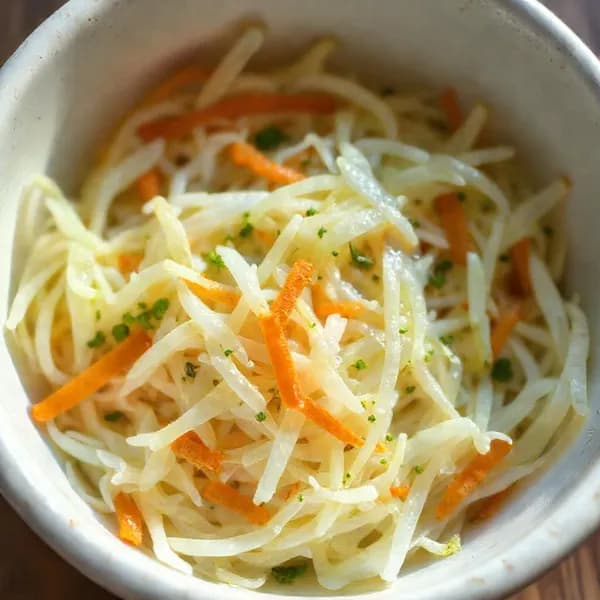 Klassisk pizzasallad med vinägerdressing - enkelt recept från MatVeckan