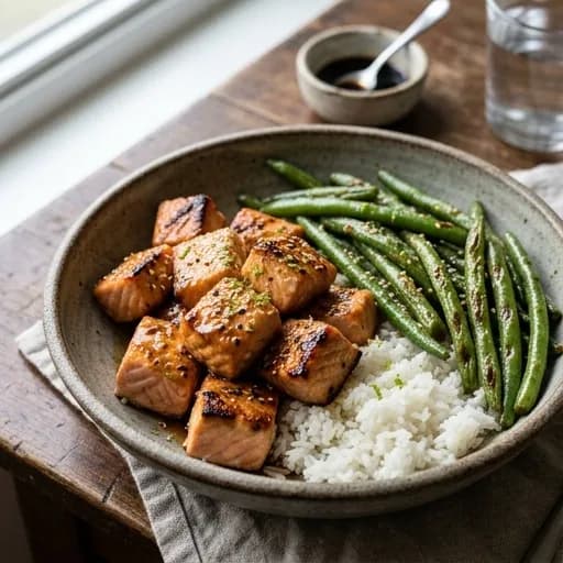 Asiatisk airfryer-lax med kryddiga gröna bönor - enkelt recept från MatVeckan