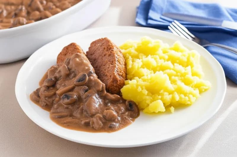 Köttfärslimpa med gräddkokt svamp och fluffig potatis - enkelt recept från MatVeckan