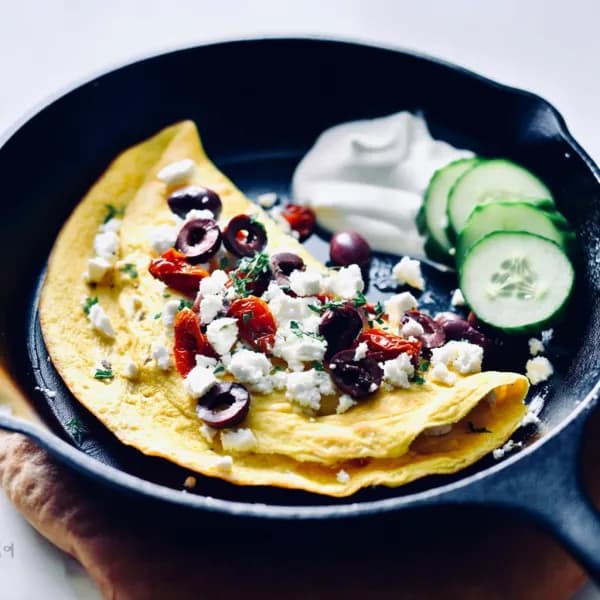 Grekisk omelett med soltorkade tomater och oliver - enkelt recept från MatVeckan