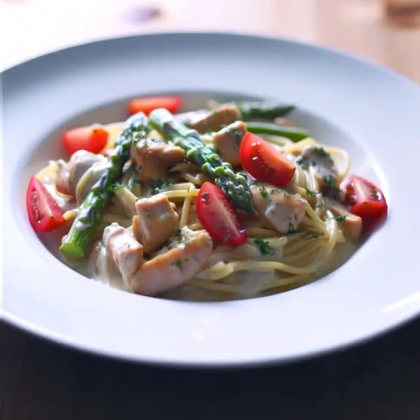 Citron- och vitlöksdoftande kycklingpasta, snabblagad - enkelt recept från MatVeckan