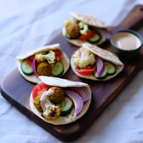 Falafel med tahinisås och rostad blomkål - enkelt recept från MatVeckan