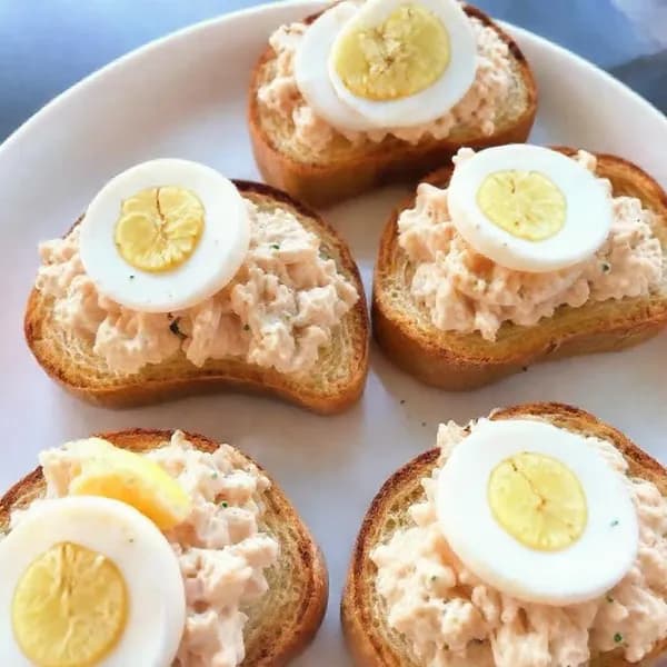 Snabbfixad tonfiskröra på kavring - enkelt recept från MatVeckan
