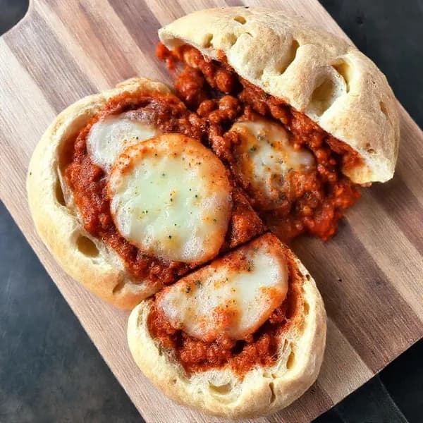 Fylld focaccia med ragu och mozzarella - enkelt recept från MatVeckan