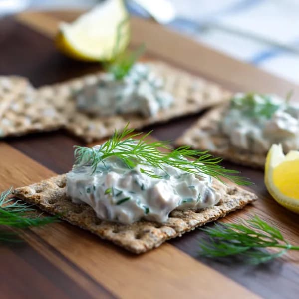 Rågchips med krämig dillsillröra - enkelt recept från MatVeckan