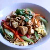 Krispig nudelsallad med tofu och jordnötssås - veckans recept från MatVeckan