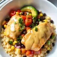 Lätt limekycklingsallad med svarta bönor och extra dressing - veckans recept från MatVeckan