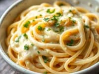 Krämig parmesanpasta med rostad vitlök - veckans recept från MatVeckan
