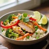 Kalorisnål kycklingwok med ingefära, lime och grönsaksris - veckans recept från MatVeckan