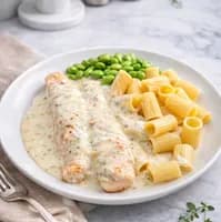 Ugnsbakad lax med krämig bechamelsås och örtkryddor - veckans recept från MatVeckan