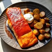 Teriyaki-lax med småpotatis och syrad grädde - veckans recept från MatVeckan