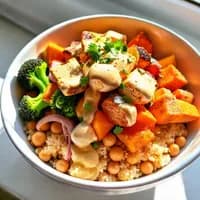 Färgglad halloumibowl med tahinidressing - veckans recept från MatVeckan