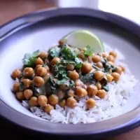 Snabb vegansk kikärtsfräs med spenat och kokos - veckans recept från MatVeckan