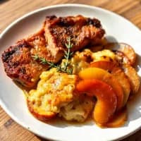 Helstekt fläskkarré med karamelliserat äpple och krämig gräddsås - veckans recept från MatVeckan