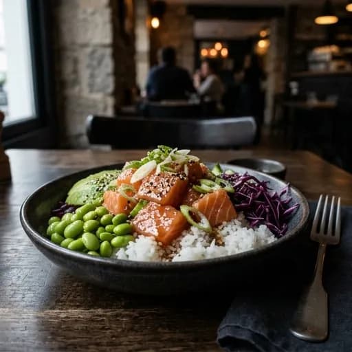 Asiatisk pokebowl med marinerad lax och lime