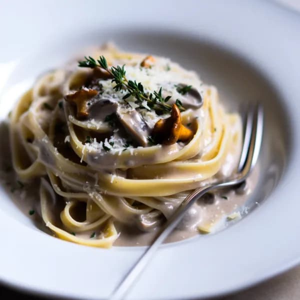 Pasta med snabb trattkantarellsås - enkelt recept från MatVeckan