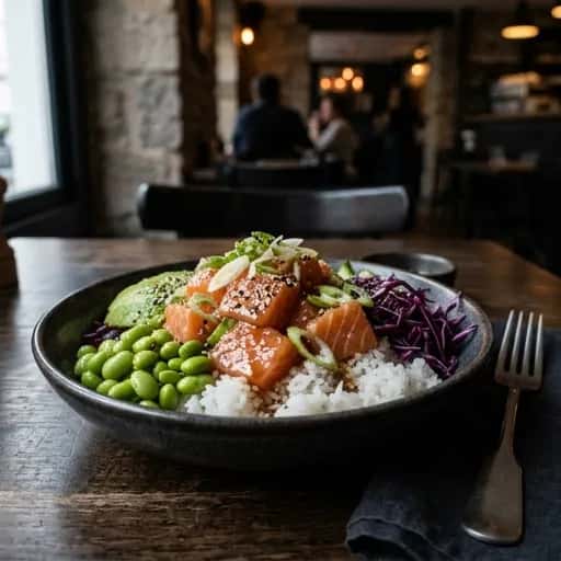 Asiatisk pokebowl med marinerad lax och lime - enkelt recept från MatVeckan