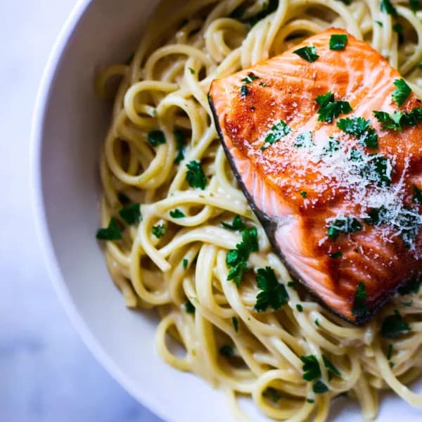 Pasta Alfredo med ugnsbakad lax - enkelt recept från MatVeckan